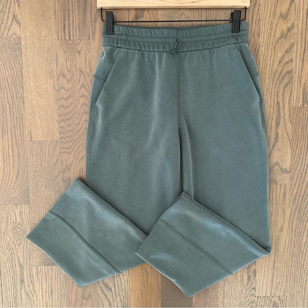 Lululemon Softstreme High Rise Straight Leg Cropped Pant in Dark Forest Size 4